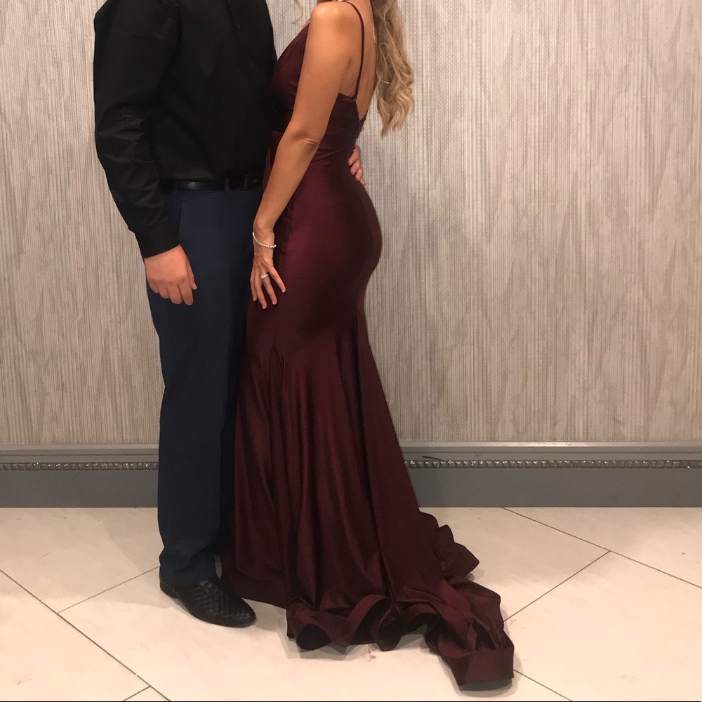 BEAUTIFUL GOWN - Picture 2 of 4